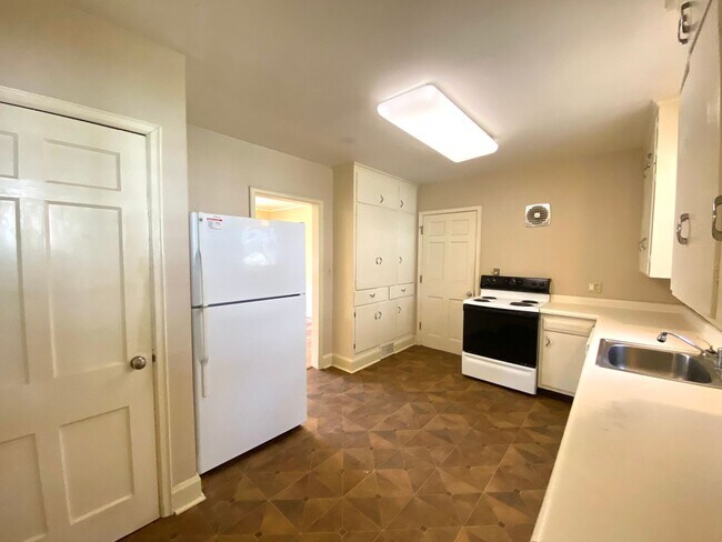 Building Photo - Stunning Historic 4 Bed Home Near NDSU