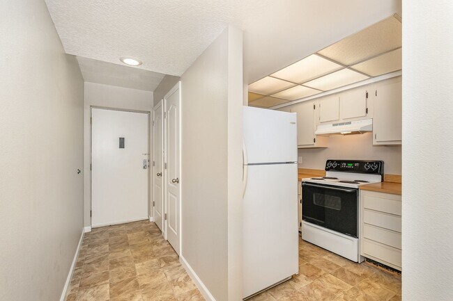 Building Photo - New Renovated Condo