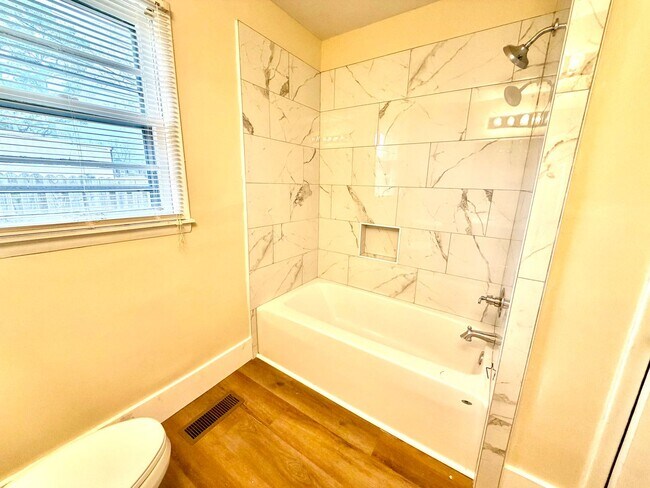 Building Photo - Nice brick home located on corner lot in Athens City!