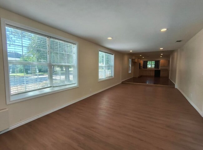 Building Photo - 2317 Live Oak St