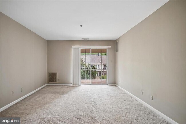 Building Photo - 1100 Quaker Hill Dr