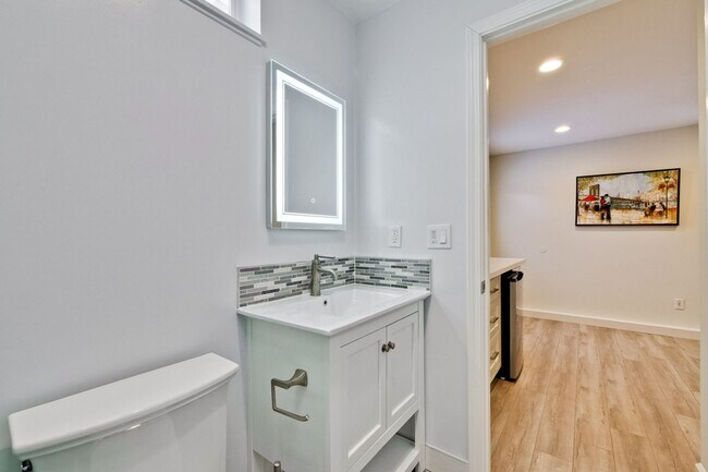 Building Photo - Amazing Studio Unit of a Triplex in Sunnyvale