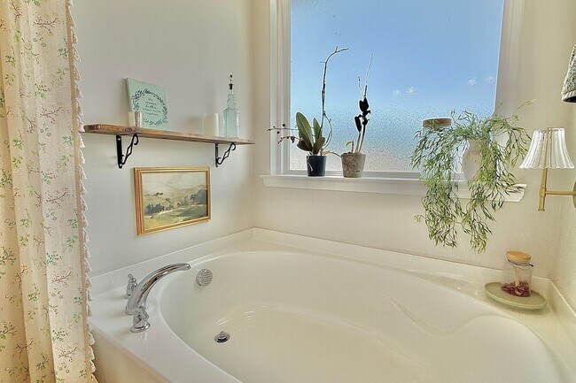 Building Photo - AVAILABLE EARLY MAY 2026! (Pet Friendly)