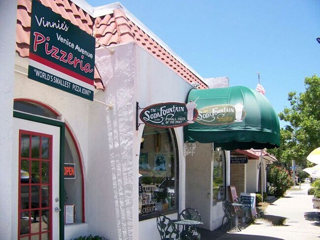 Building Photo - Seasonal Rental Near Venice – Pet-Friendly...