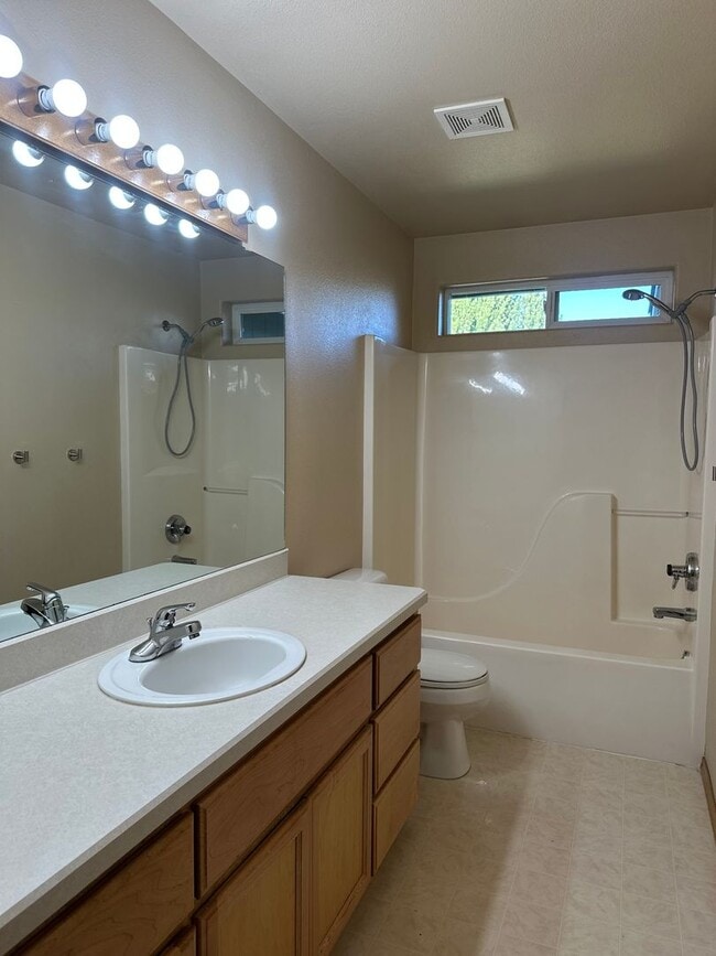 Building Photo - Ranch Style Home in NE Bend!  Fenced in backyard!