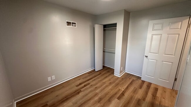 Building Photo - $1050 - 3 bed 1 bath - Single Family Home ...