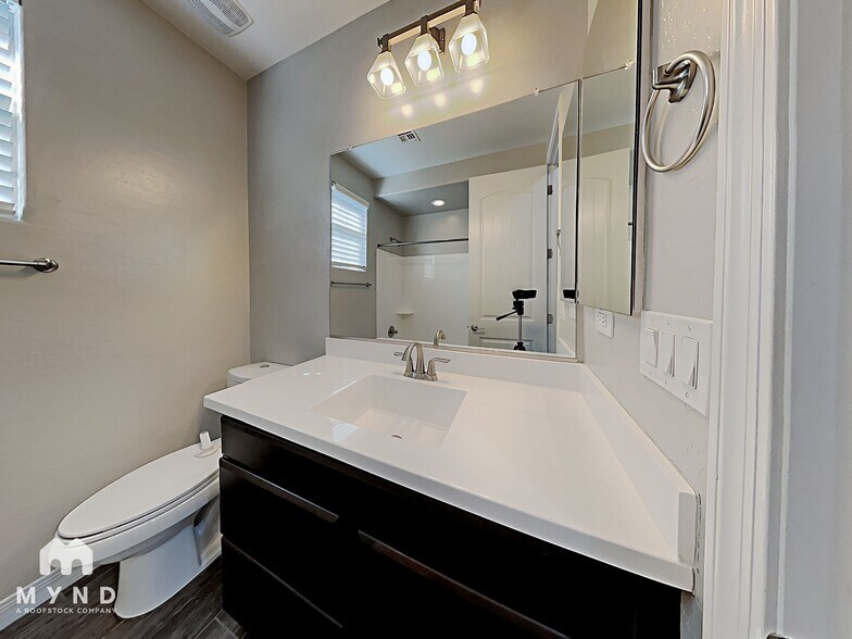 Building Photo - 10106 E Tamery Ave