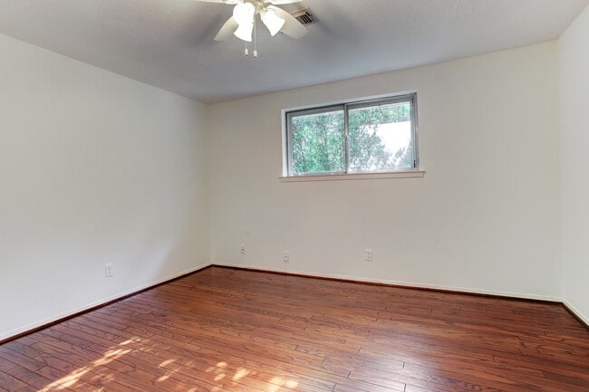 Building Photo - 10810 Ashcroft Dr