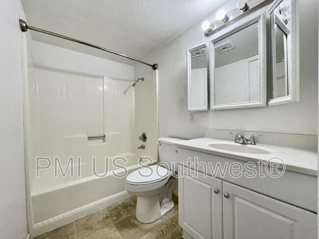 Building Photo - 1435 Bryan Dr