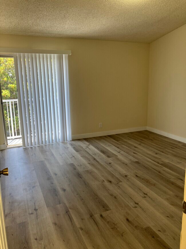 Upstairs Bed w balcony - Selby Rose Townhome