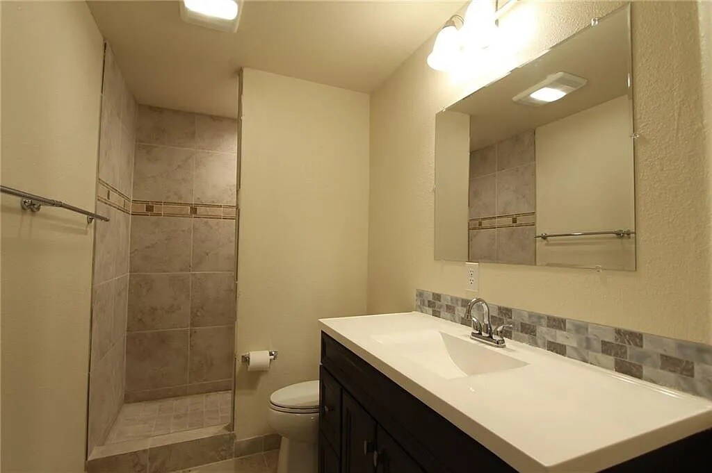 Master Bath - 516 Riney Rd