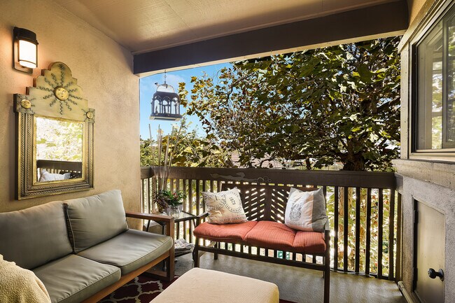 Building Photo - 8840 Villa La Jolla Dr