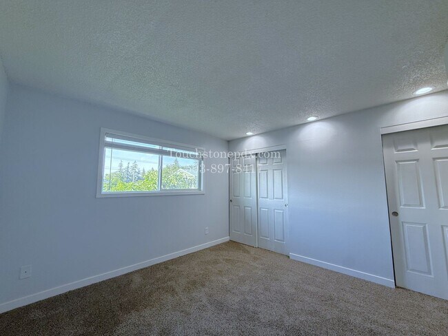 Building Photo - Inviting East Portland Apartment with Bright Living and Everyday Comfort