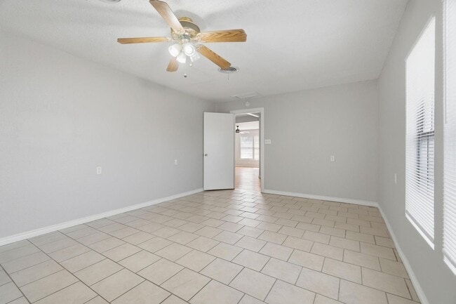 Building Photo - 2034 Collins Ave