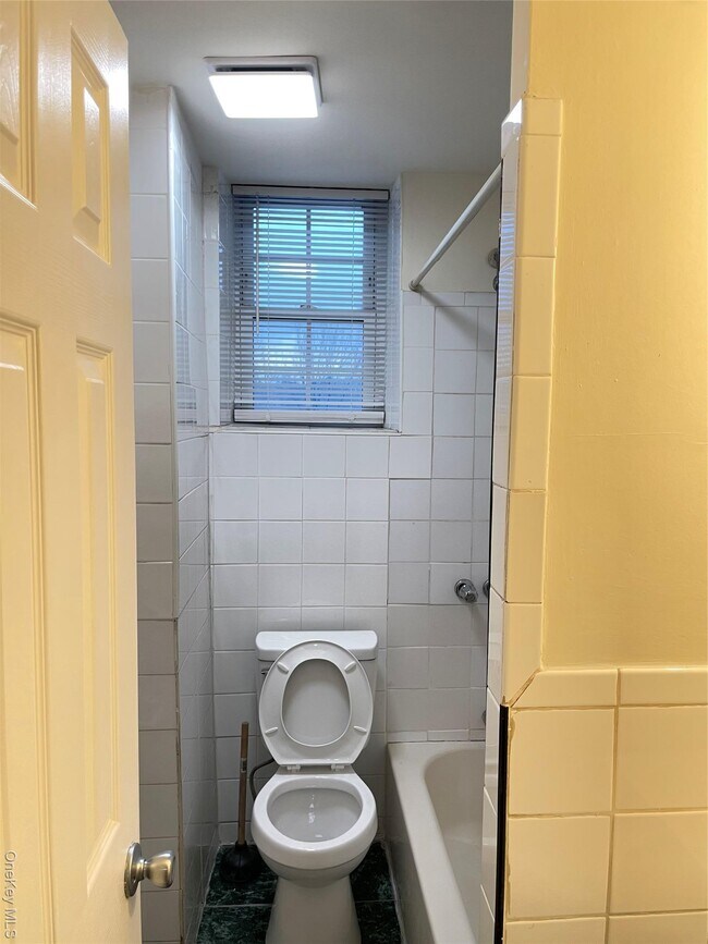 Building Photo - 4433 Carpenter Ave