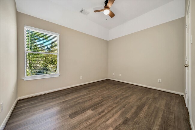 Building Photo - 111 W Burberry Cir