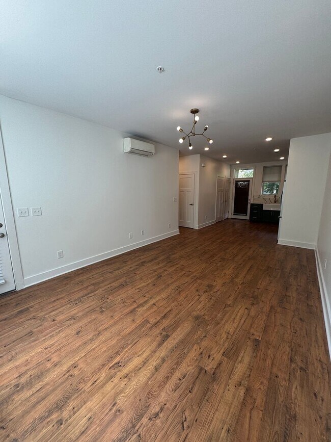 Building Photo - Beautiful 2 bed /1 bath condo in desirable Germantown - walking distance to coffee shops, restaur...