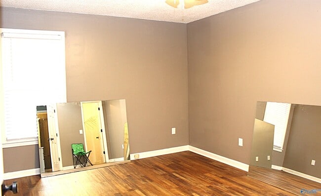 Building Photo - 101 Cresent Circle