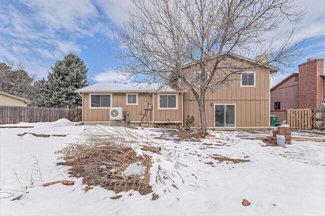 Building Photo - 3 bedroom 2.5 bathroom in Heather Ridge!