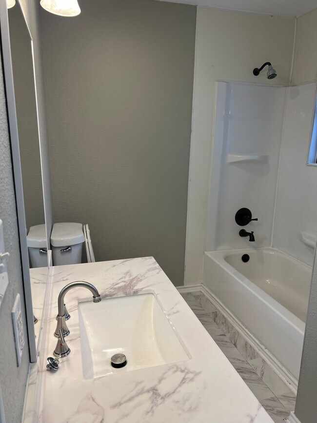 Building Photo - 324 W Young St