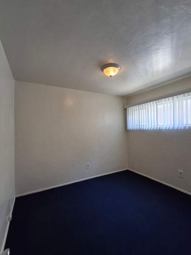 Building Photo - RECENTLY REDUCED!!! Great 2-Bedroom. MUST SEE!!