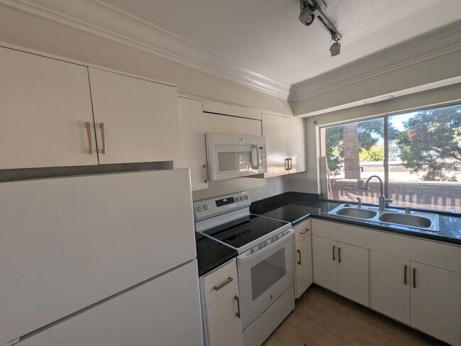 Building Photo - 7930 Mission Center Ct