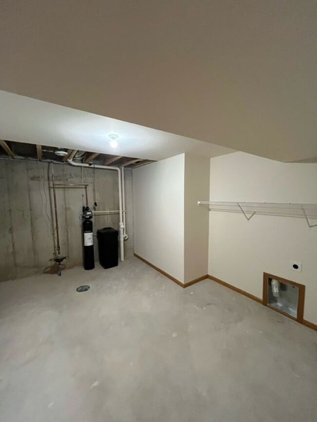 Building Photo - 516