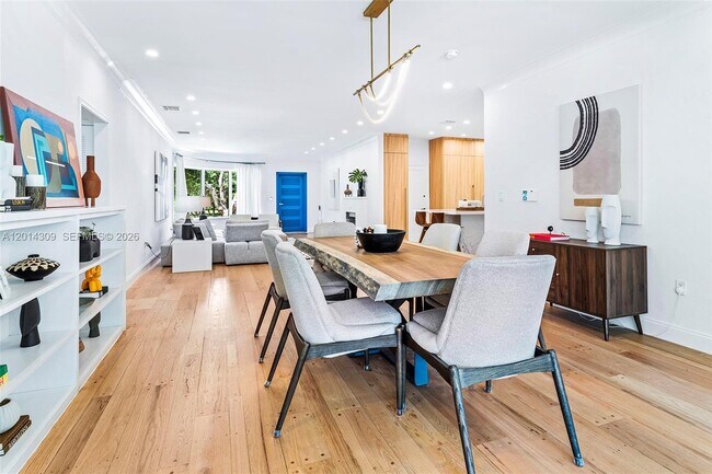 Building Photo - 6145 La Gorce Dr