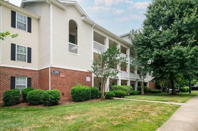 Building Photo - Spacious 3 Bedroom Condo- Close to NCSU and Downtown Raleigh! Available Now!