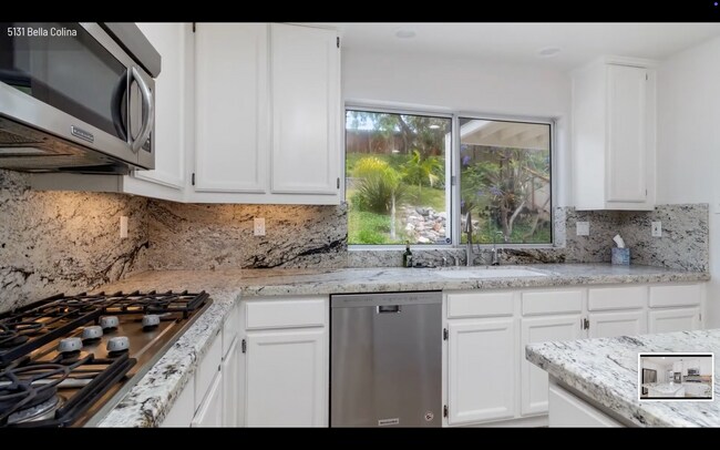 Building Photo - Incredible Rancho Del Oro Home!