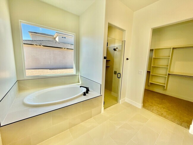 Building Photo - BRAND NEW Three Bedroom Home in Desert Cliffs