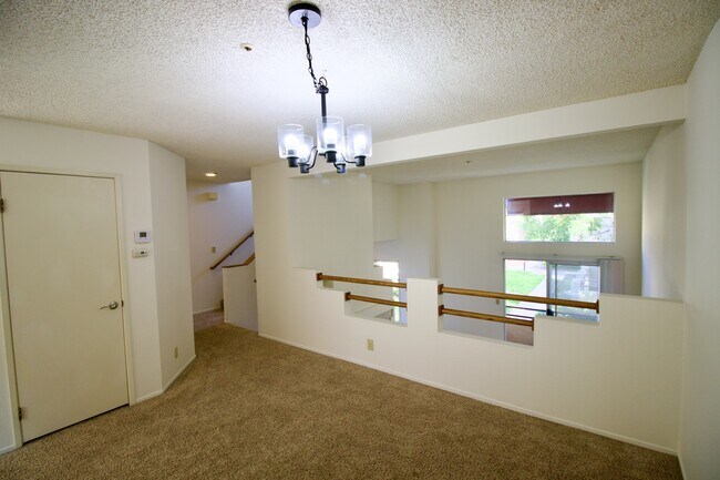 Building Photo - 129 E Court Ln