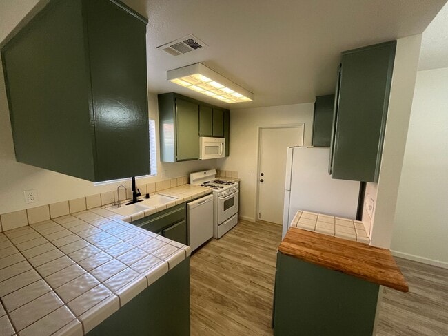 Building Photo - 402 Oakwood Ct