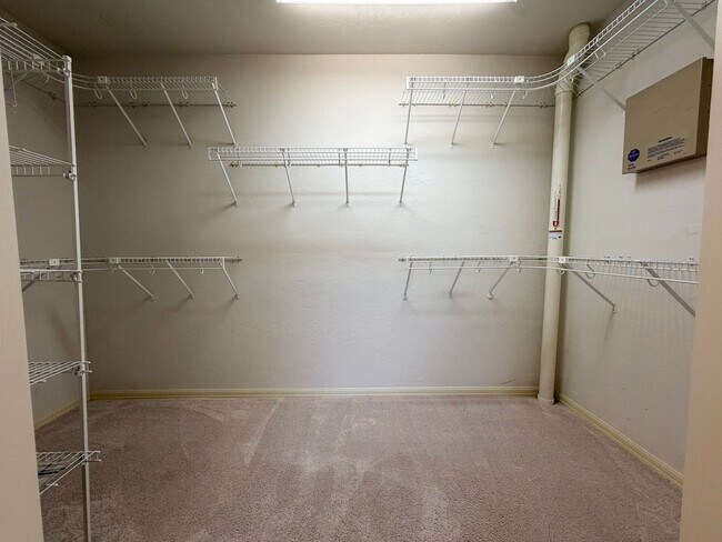 Building Photo - 4BR/2BA POOL home in NW Gainesville!