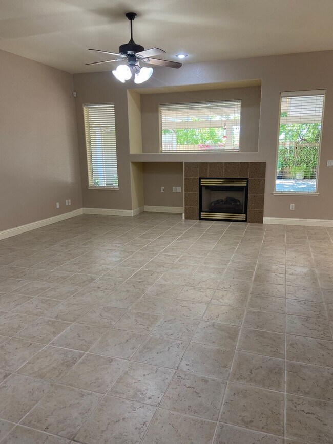 Building Photo - Broadstone Solar Home - 5 Bdrms, 4 Baths