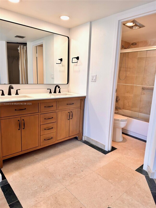 Building Photo - 3625 N Country Club Dr