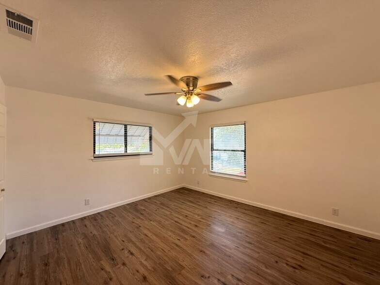 Building Photo - 9703 Five Frks