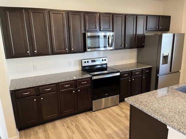 Building Photo - Spacious 5 Bed home in East Charlotte