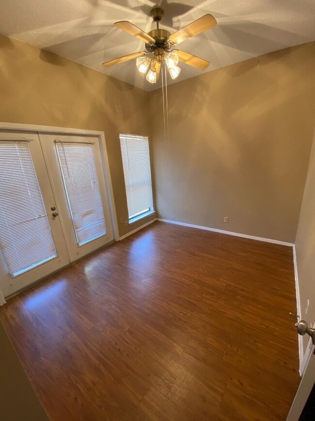 Building Photo - 807 W 25th St