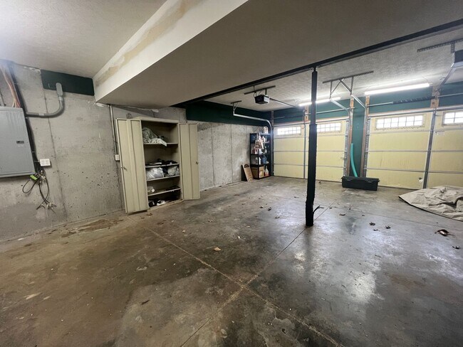 Building Photo - Gorgeous brick home with room to roam!