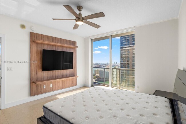 Building Photo - 1060 Brickell Ave