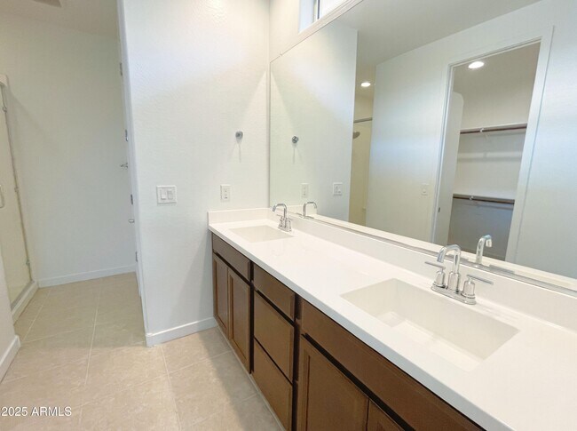 Building Photo - 2239 W Donner Dr