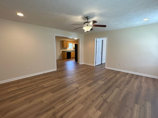 Building Photo - Charming 3 Bedroom Home with Large Yard