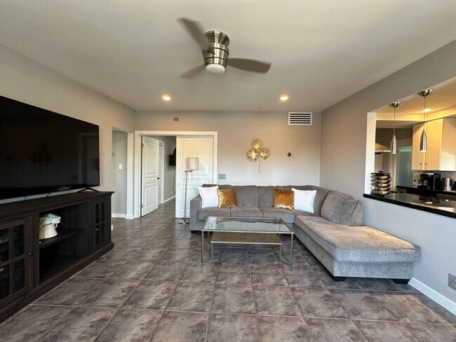 Building Photo - 725 S Mountain View Dr