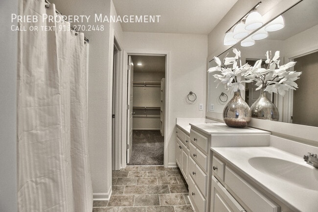 Building Photo - 12611 S Benedict St