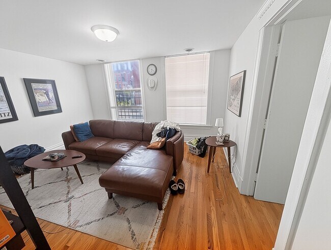 Building Photo - Large 2 BR/ 1 BA in Fantastic Wicker Park Location