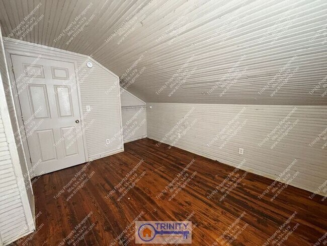 Building Photo - Cozy 3 bedroom/ 1 bathroom available now