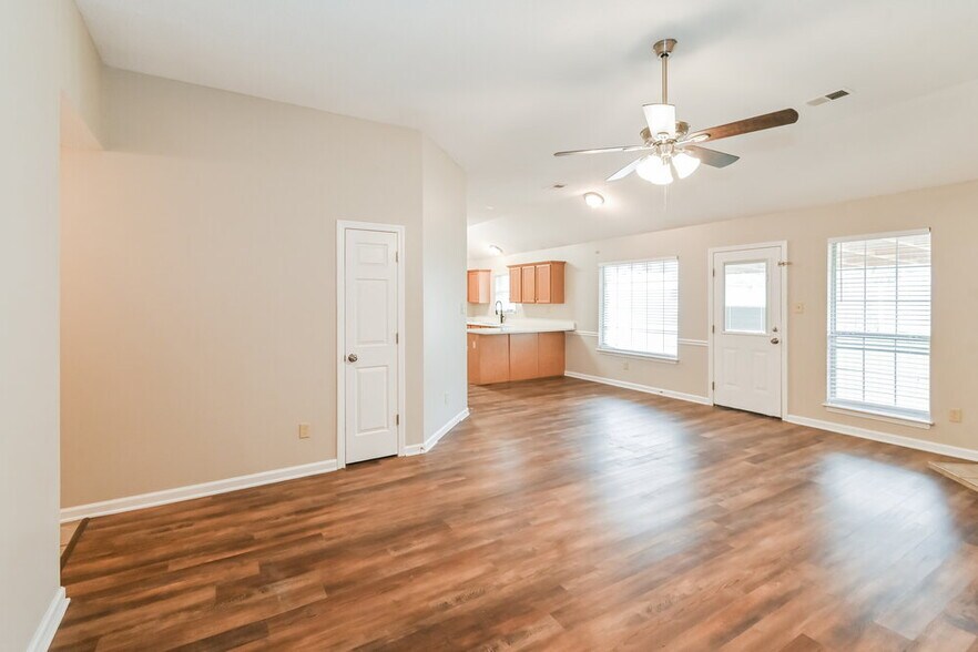 Building Photo - 180 Garden View Dr