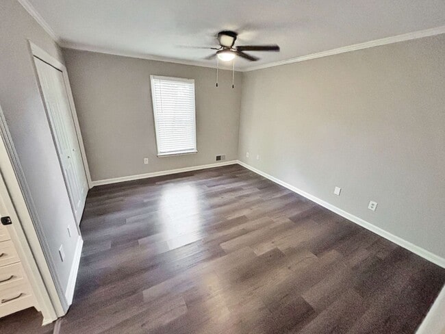 Building Photo - Charming Updated 2BR/2BA Duplex Close To E...