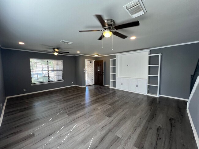 Building Photo - AWESOME Updated 4-Bed 2.5-Bath in Gruene C...